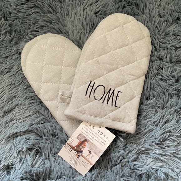 Rae Dunn HOME Oven Mitts - Picture 2 of 2